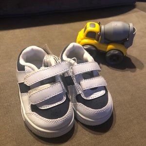 NWT Genuine by Oshkosh sneakers